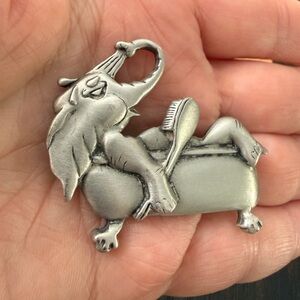 Vintage Elephant Bathtub brooch - vintage JJ